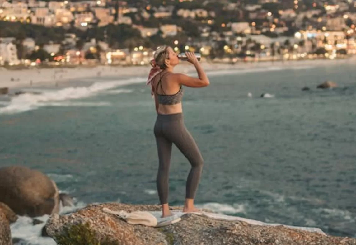 Minum air sambil berdiri. (Pexels / Taryn Elliott)