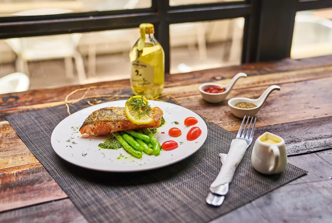 Minyak zaitun, ikan dan sayuran. (Pexels / Loong Ken)