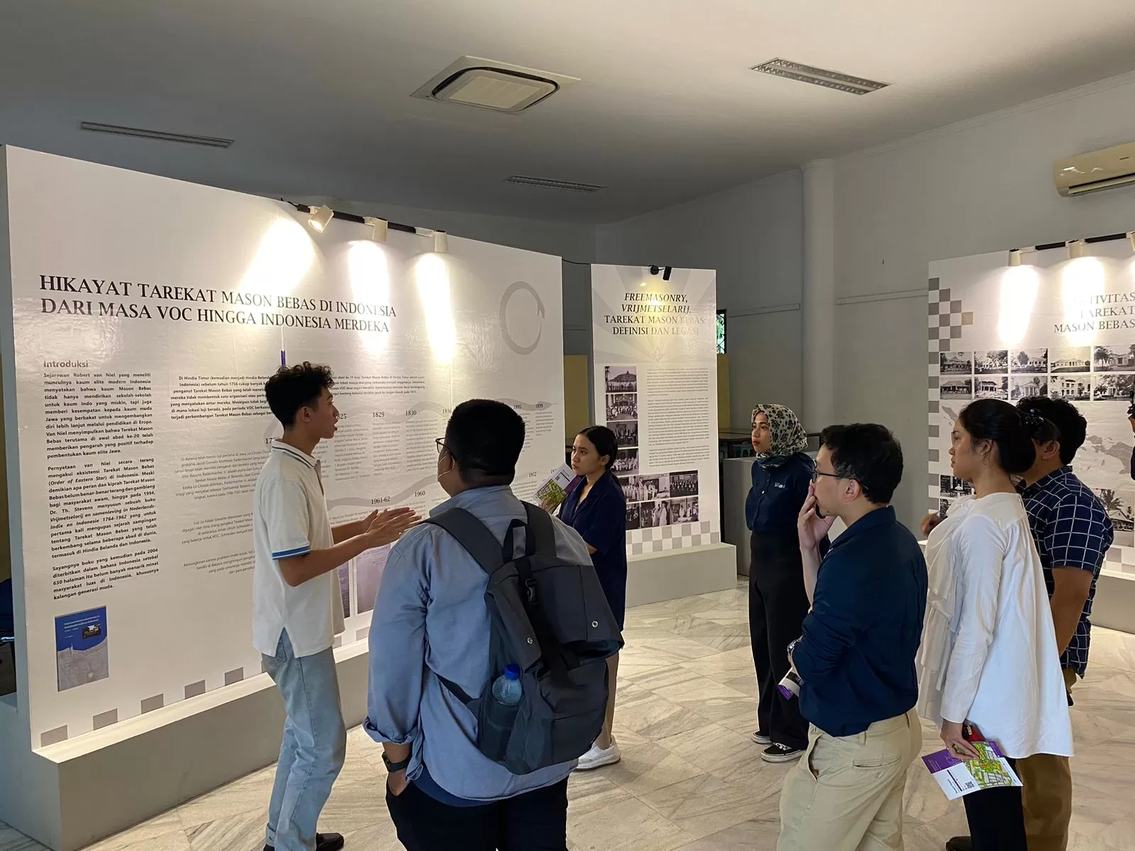 Lazuardi Iman, penjaga pameran ini, yang menjelaskan asal-usul Freemasonry di Hindia Belanda. (Pande / Rinus Muntu)