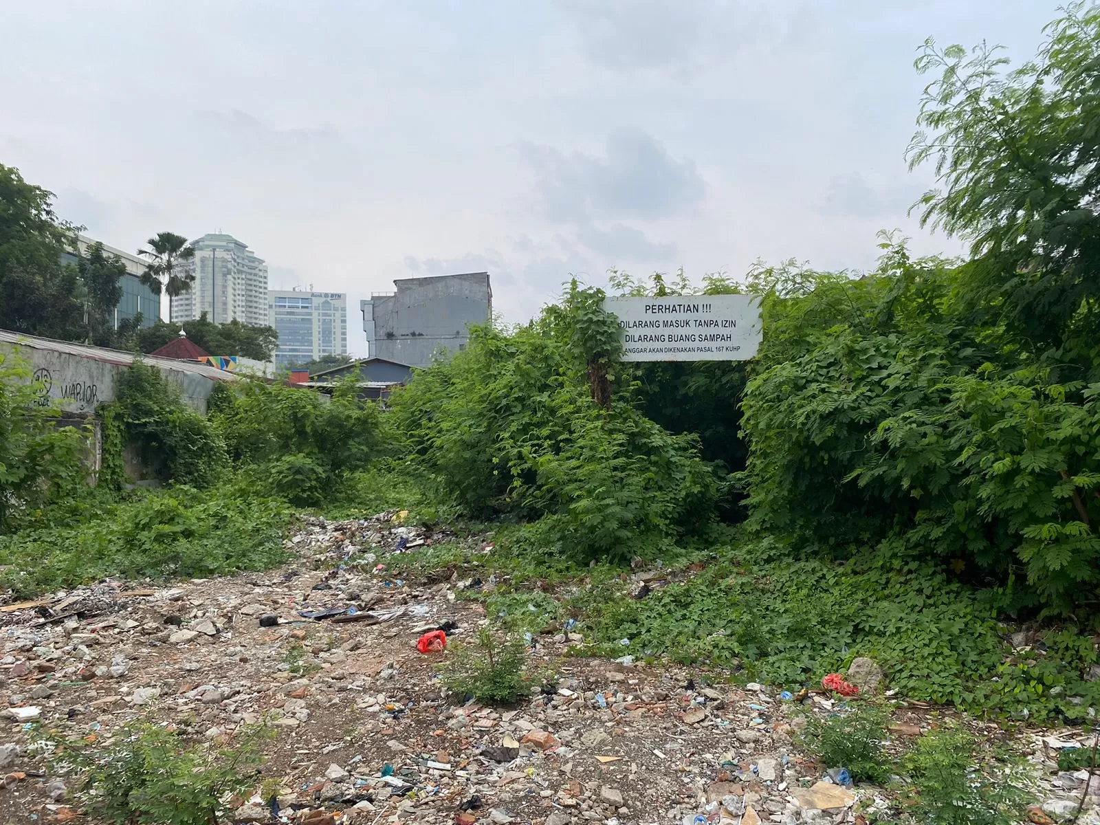 Contoh buruk mengenai tempat pembuangan sampah yang ilegal, padahal sudah ada papan larangan. (Pande / Rinus Muntu)