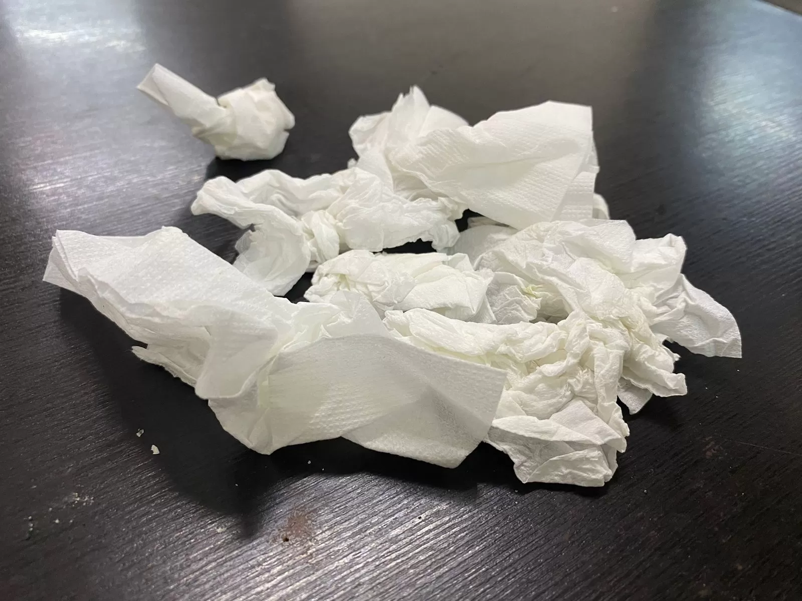 Tisu bekas sekali pakai yang sangat berpotensi mencemari lingkungan. (Pande / Rinus Muntu)