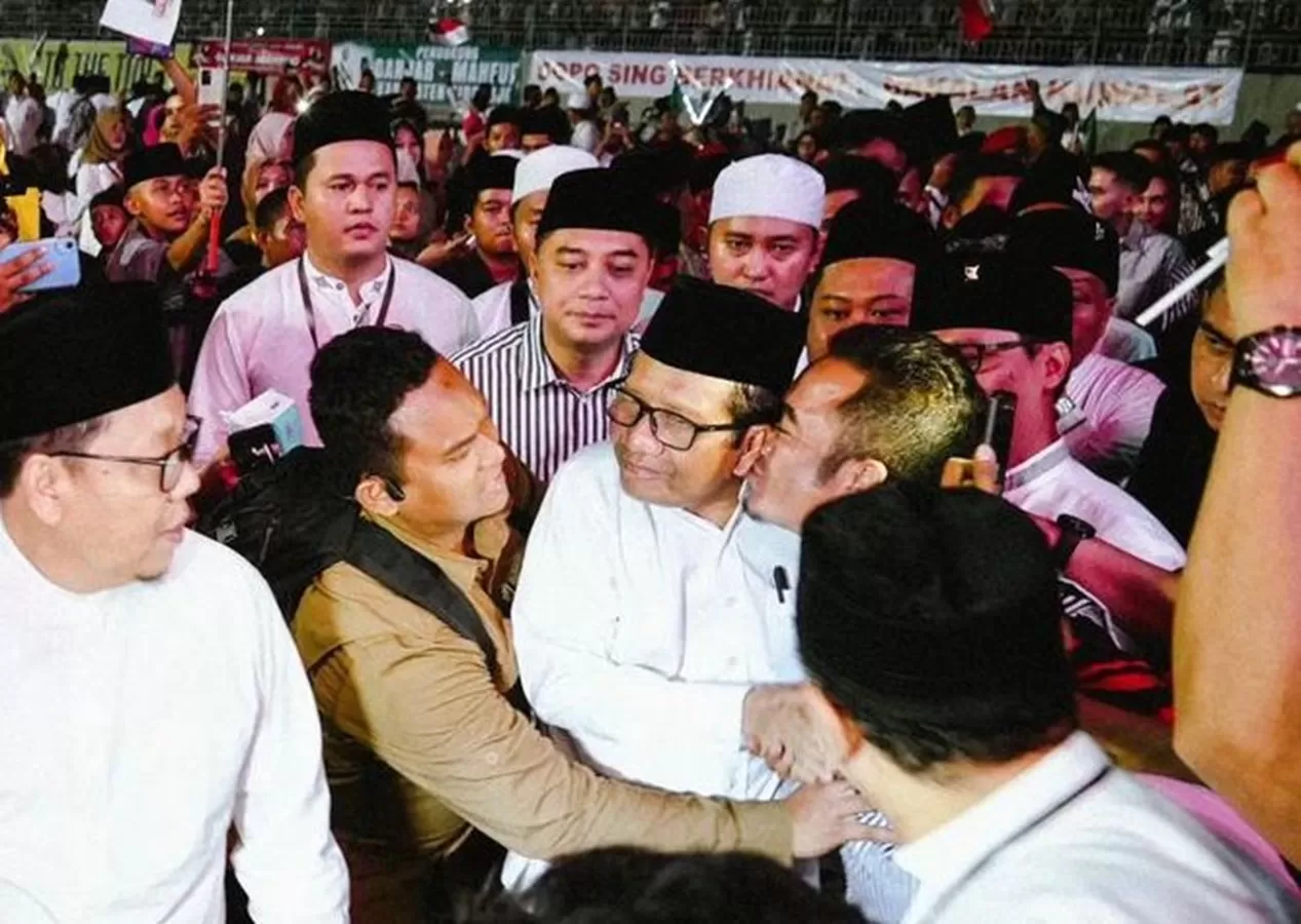 Prof. Mahfud MD saat disapa hangat oleh para penggemarnya di Gresik, Jawa Timur. (Instagram / mohmahfudmd)