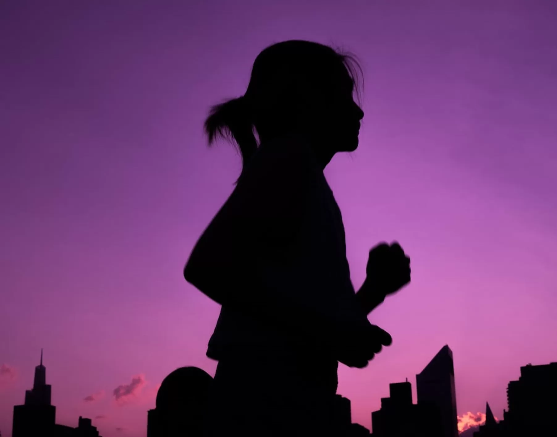 Berlari pada waktu gelap. (Pexels / Lara Jameson)