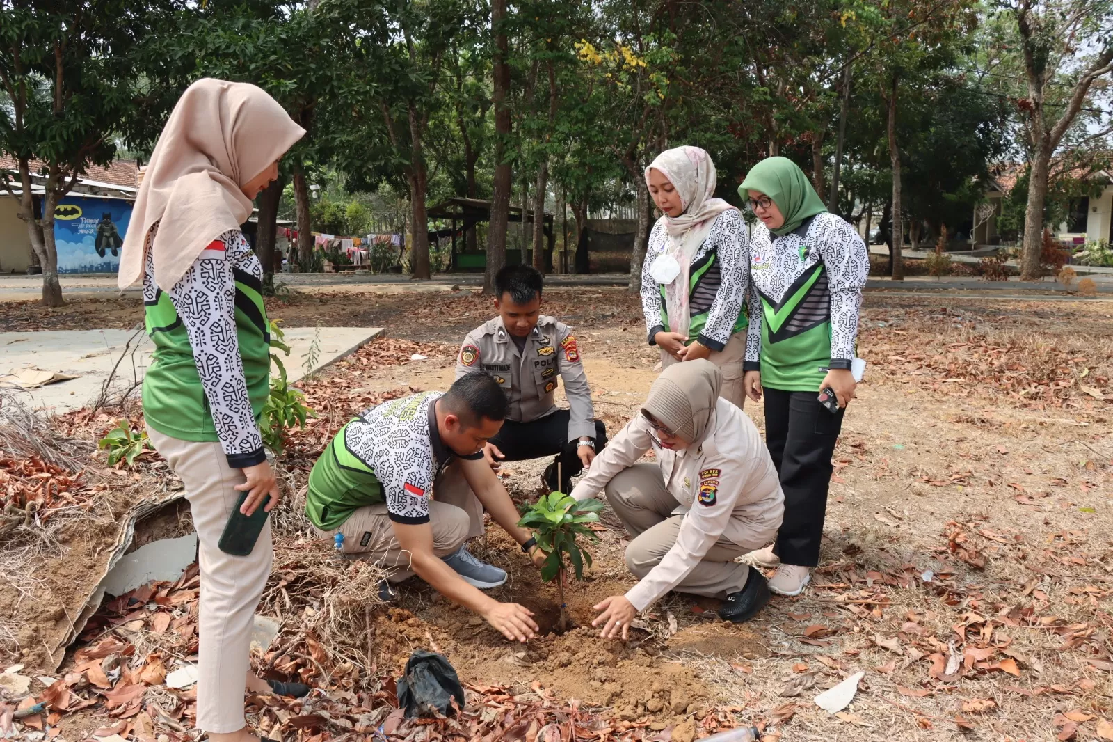 Penanaman pohon oleh Polres Lampung Timur. (Humas Polres Lampung Timur)