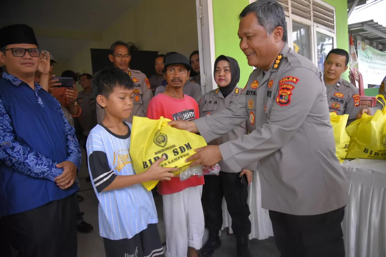 Pembagian sembako oleh Polda Lampung. (Humas Polda Lampung)