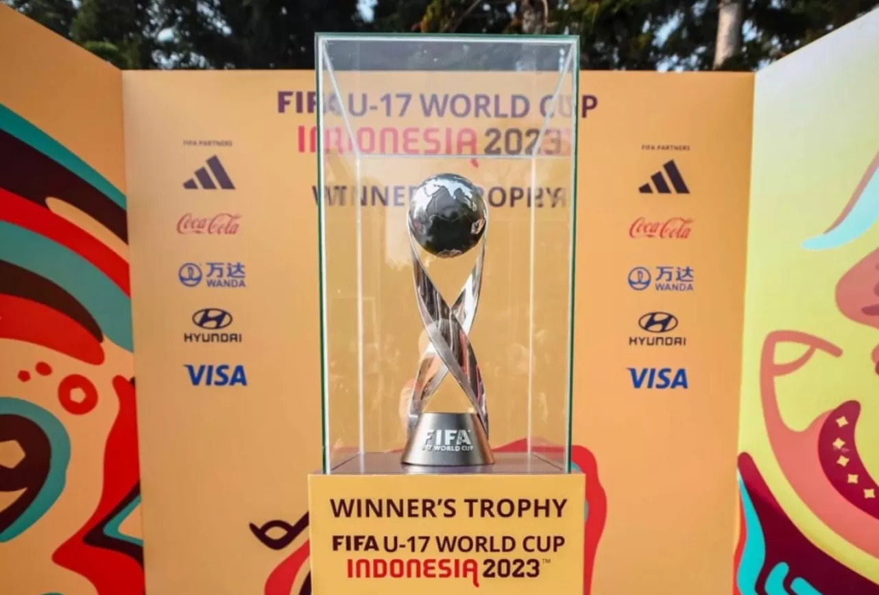 Trofi Piala Dunia U-17 yang dipamerkan di Solo. (pssi.org)