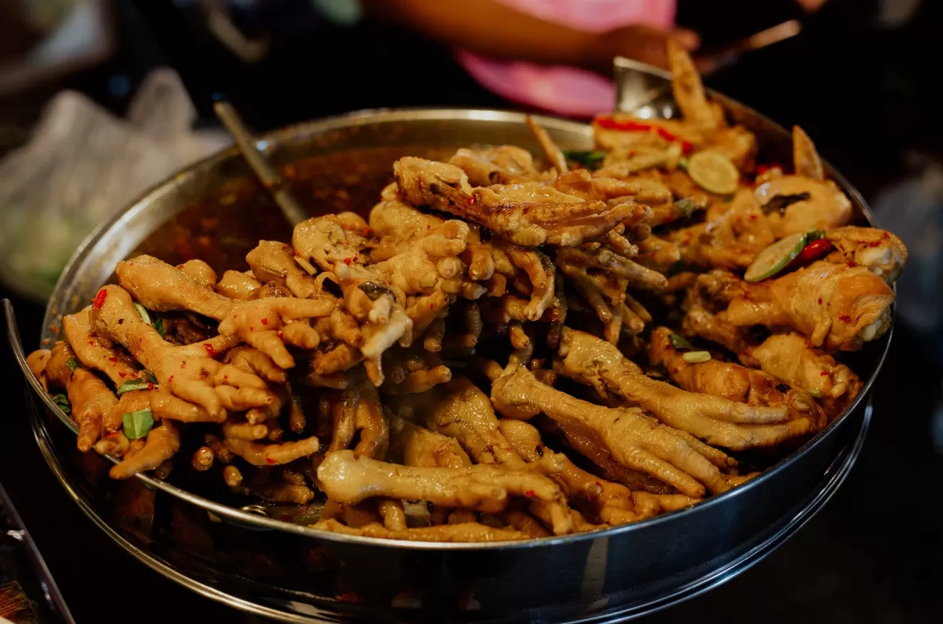 Ceker ayam ternyata ada manfaatnya bagi tubuh. (Pexels / Cottonbro Studio)