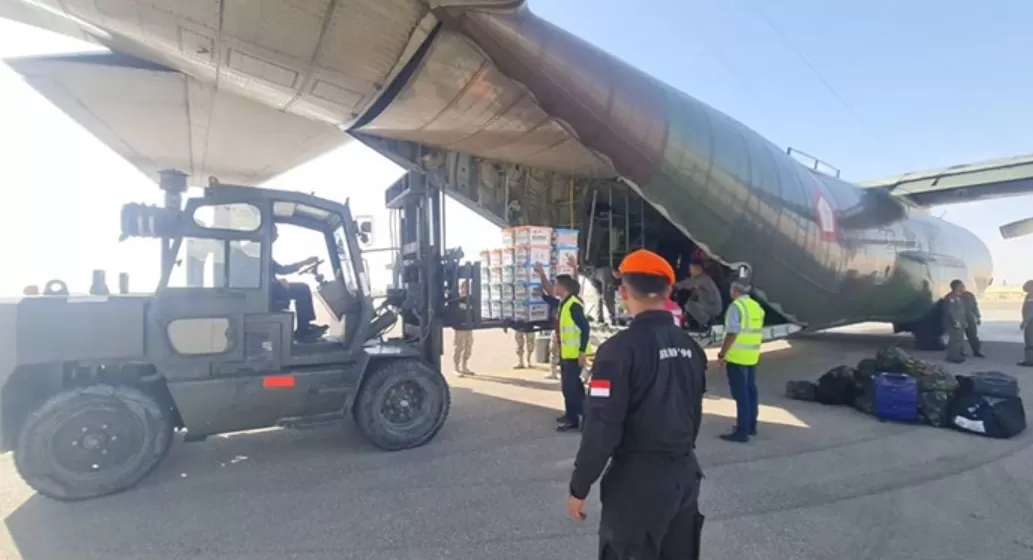 Hercules C-130 TNI AU sudah tiba di Bandara El Arish, Mesir, untuk salurkan bantuan kemanusiaan. (Instagram / @militer.udara)