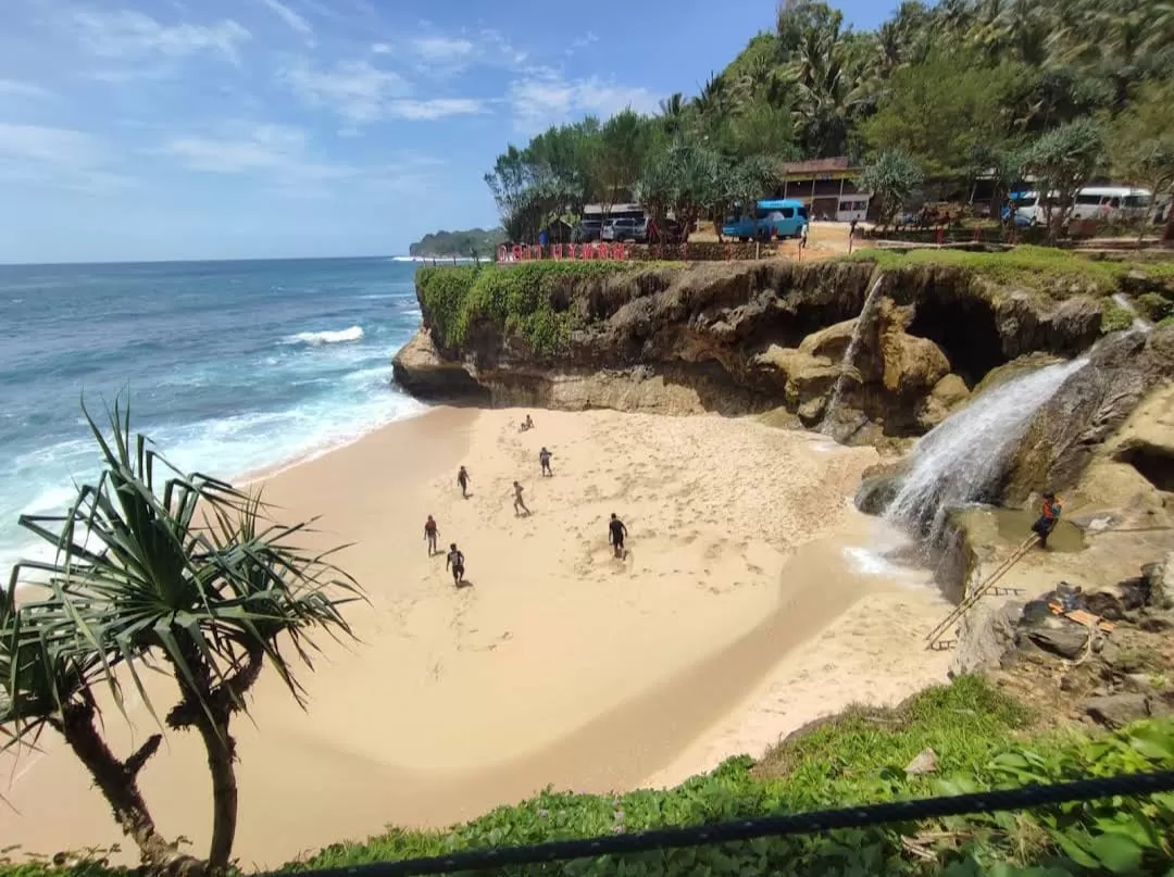 Miliki Pantai Dan Air Terjun Dalam Satu Tempat, Nikmati Keindahan ...