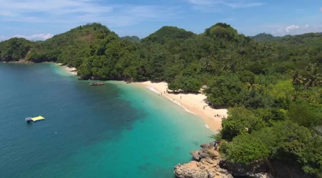 Keindahan Pantai Tiga Warna dari udara. (Google Maps Reviewer / Cuplis Rek)