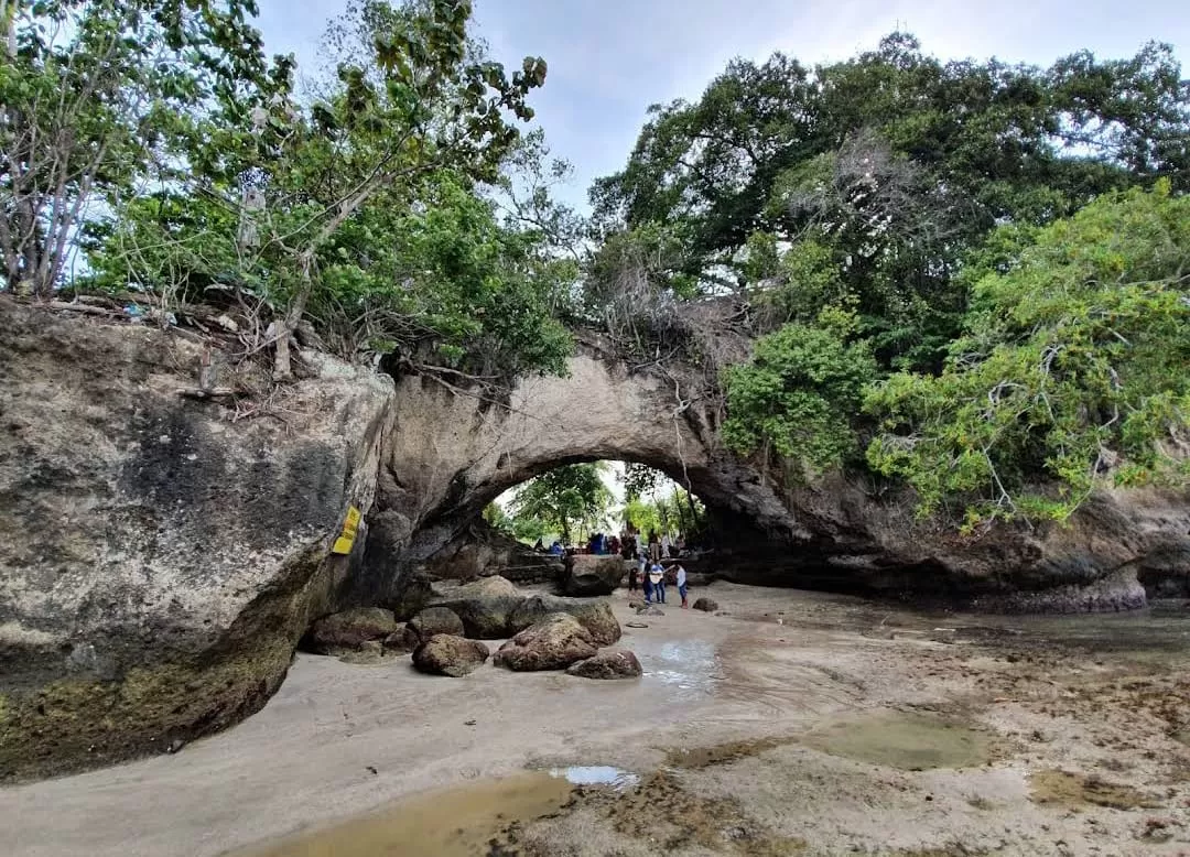 Pantai Karang Bolong yang tidak jauh dari Anyer, Banten. (Google Maps Reviewer / Aaron Lisandrio)