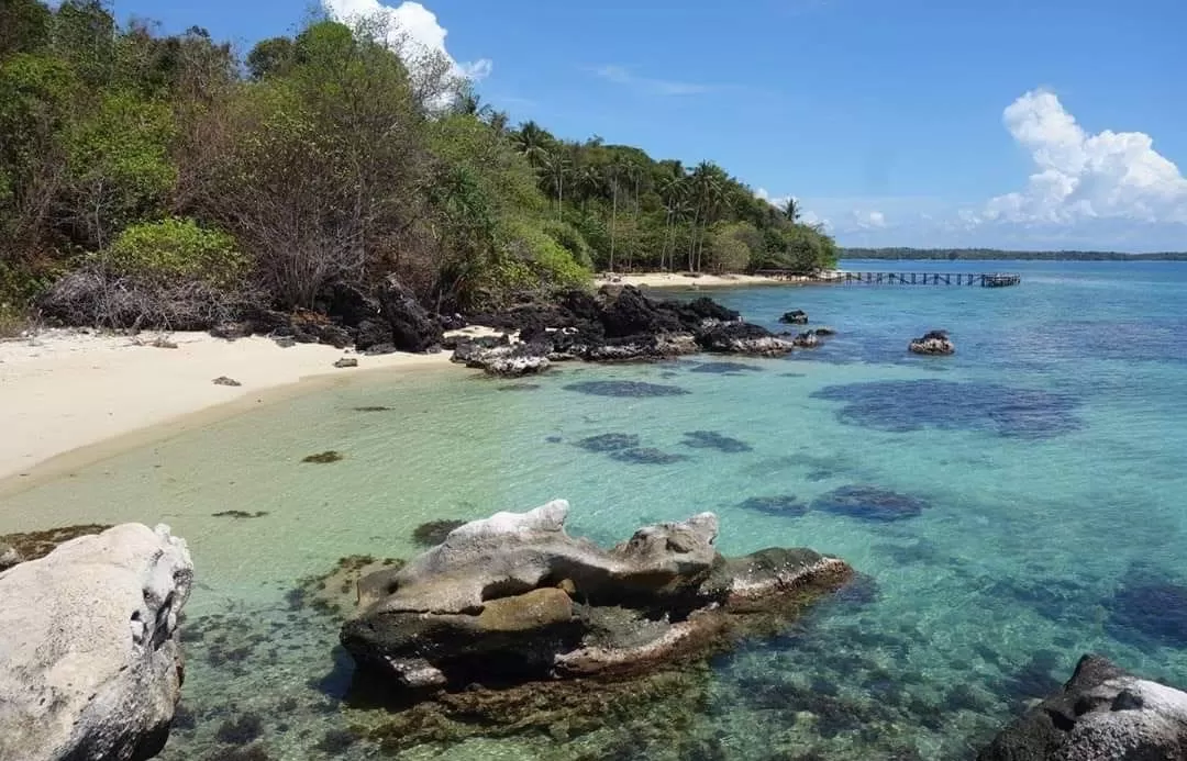 Pantai Batu Putih di Karimunjawa, Jawa Tengah. (Google Maps Reviewer / Aurora Kids Collections)