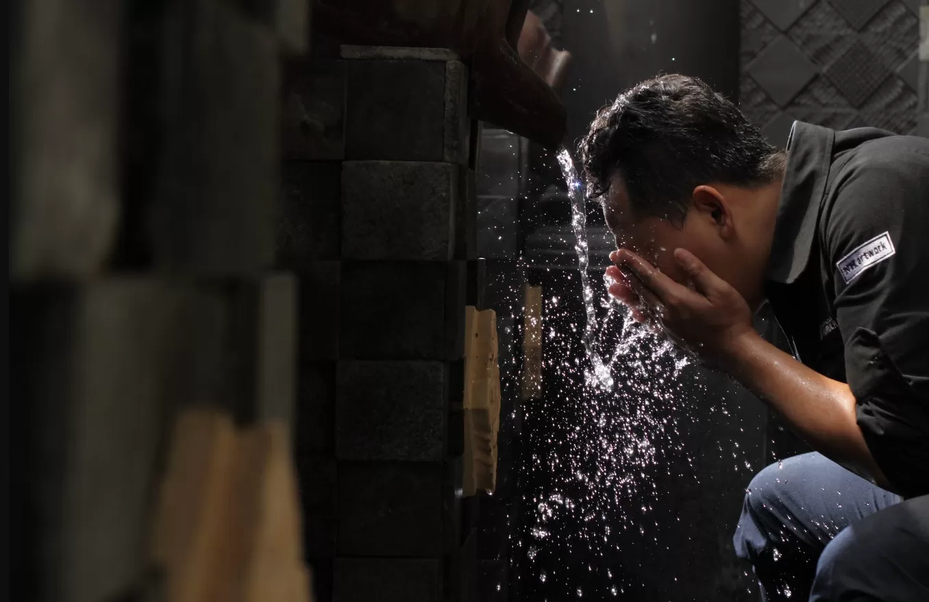 Membasahkan tangan dan wajah adalah salah satu cara agar tetap merasa sejuk. (Pexels / Mas Vathon)