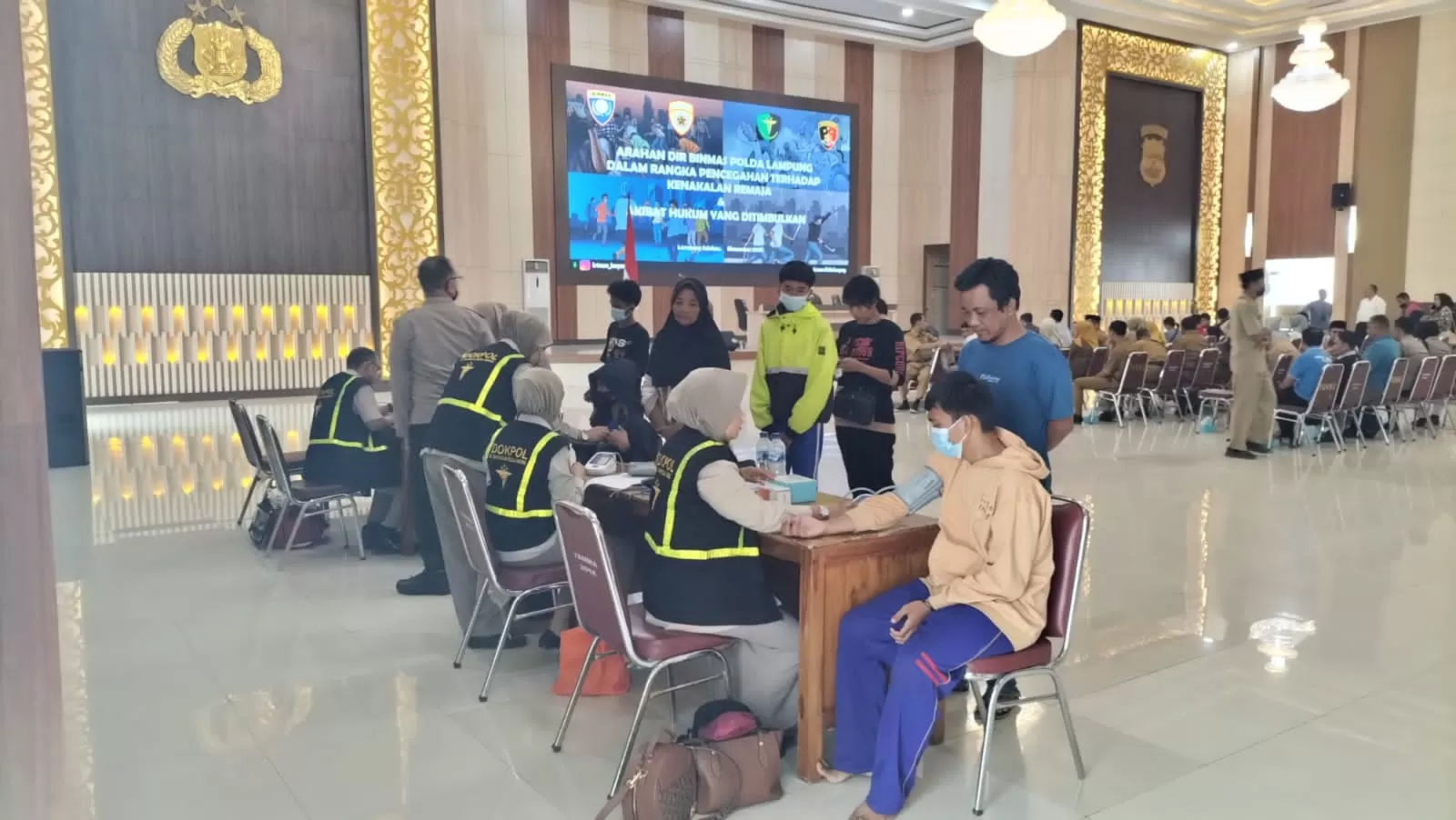 Trauma healing dan pengecekan kesehatan oleh Polda Lampung. (Humas Polda Lampung)