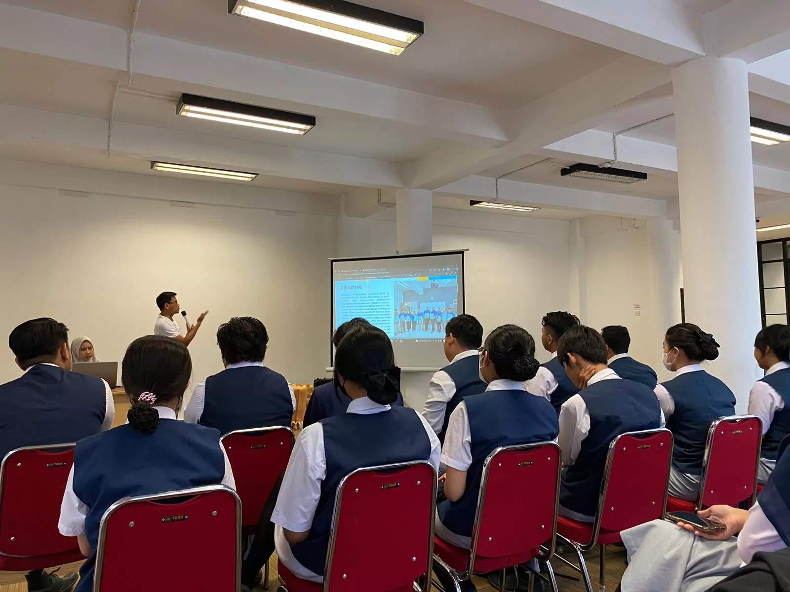 Huans, Kabid Humas HPI DKI Jakarta memaparkan tentang organisasinya. (Pande / Rinus Muntu)