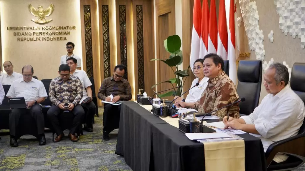 Menko Perekonomian Airlangga Hartarto bersama Menkeu Sri Mulyani dalam pertemuan yang membahas peningkatan kualitas program KUR. (Ekon.go.id)