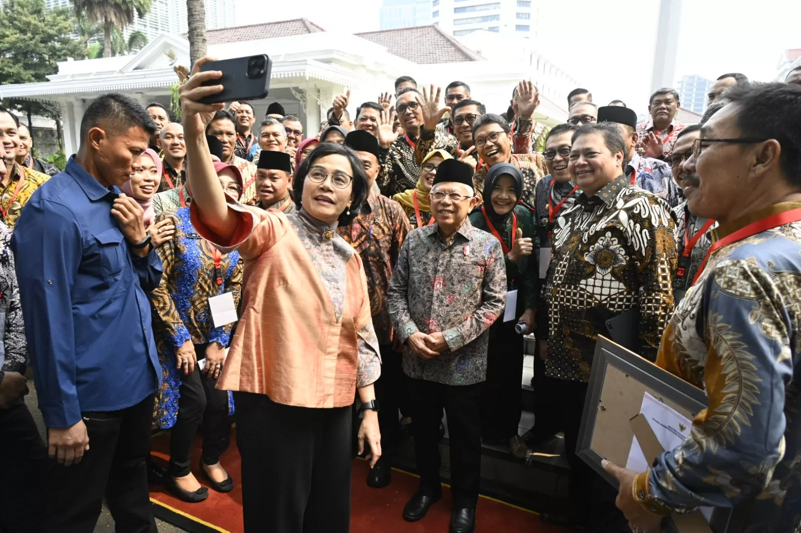 Selfie Menkeu Sri Mulyani bersama Wapres Maruf Amin dan Menko Perekonomian Airlangga Hartarto. (Ekon.go.id)