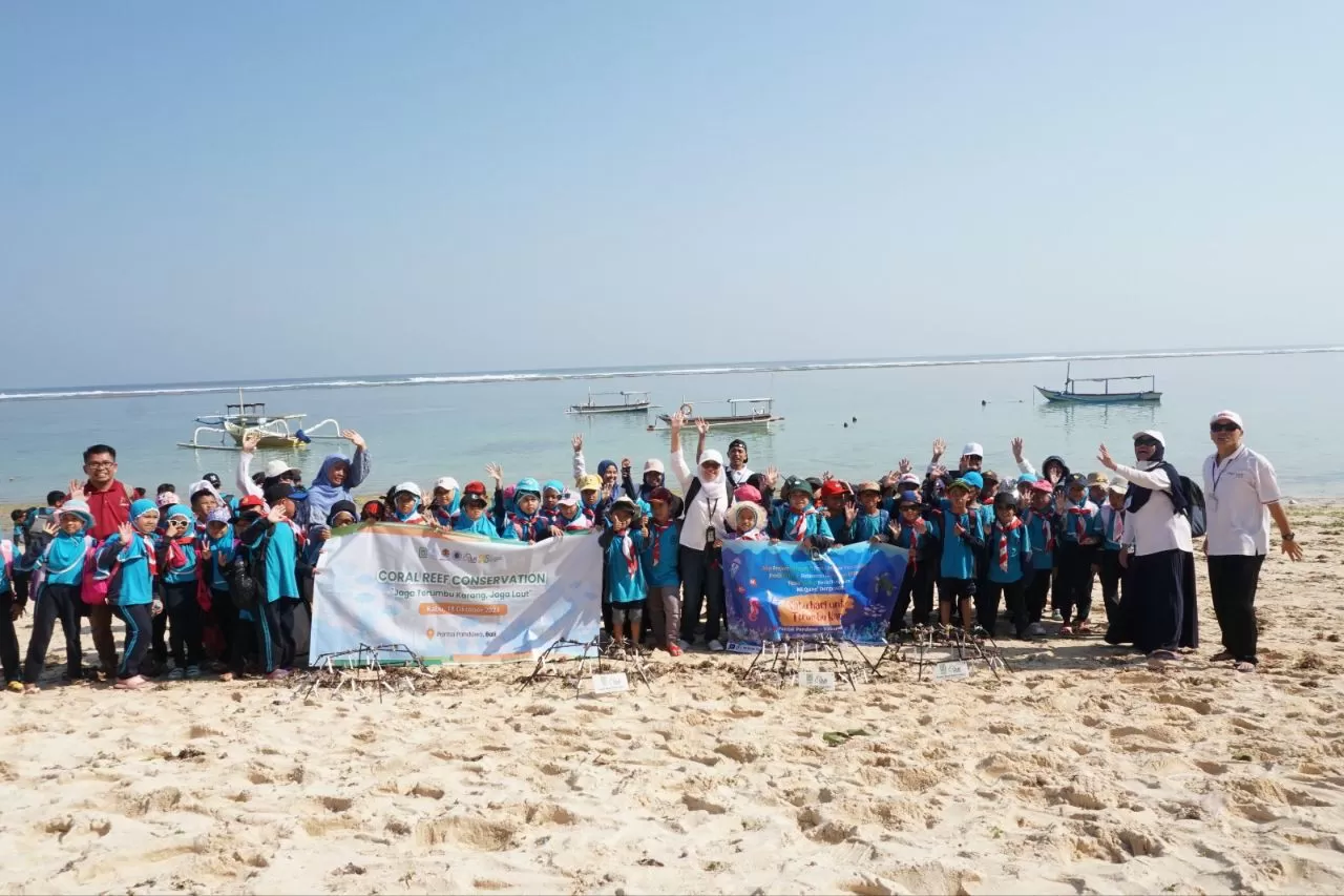 LMI Bali bersama MI Quba Denpasar dalam kegiatan penanaman terumbu karang. (LMI Bali)