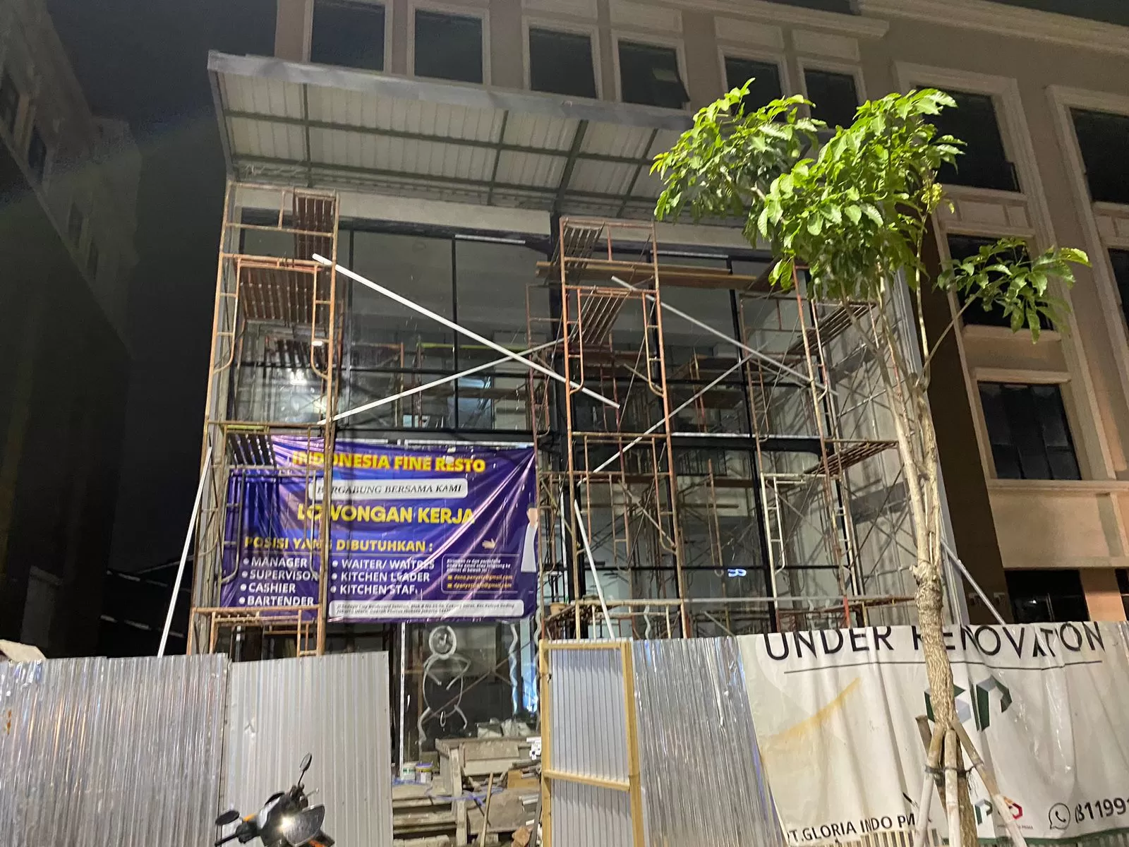Gedung yang sedang direnovasi di Sedayu City. (Pande / Rinus Muntu)