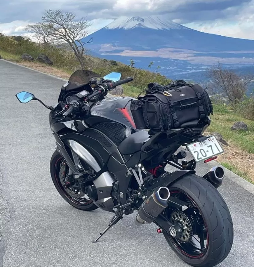 Ilustrasi motor yang biasa digunakan untuk bepergian jarak jauh. (Instagram / @smile_ninja1000)