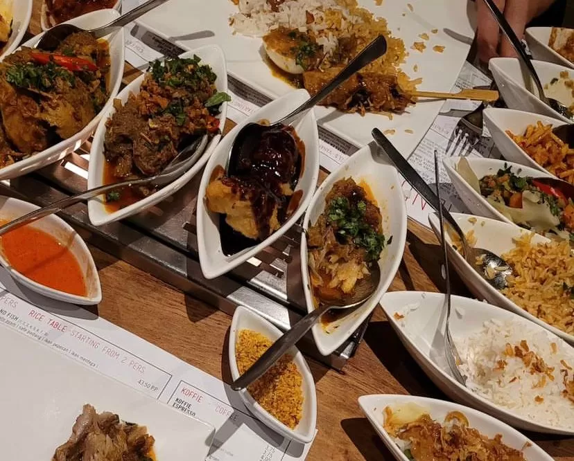 Hidangan makanan Indonesia dengan nasi atau rijsttafel yang ada di Restoran Blauw, restoran khas Indonesia di Belanda. (Instagram / @jacquelinebbb)