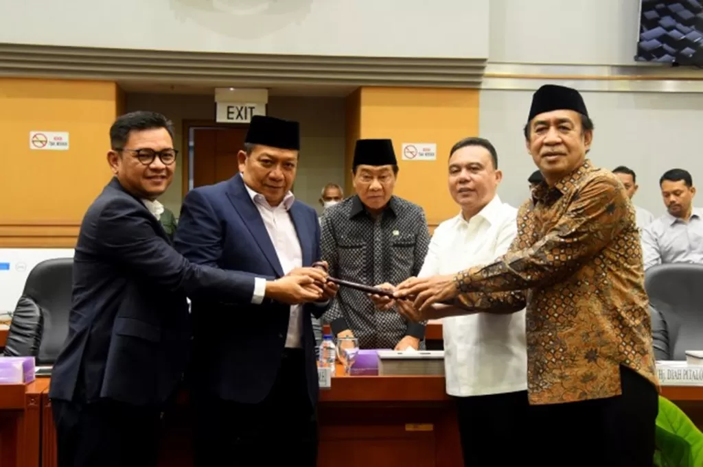 Foto bersama usai pergantian Pimpinan Komisi VIII DPR RI di Ruang Rapat Komisi VIII DPR RI. (dpr.go.id)