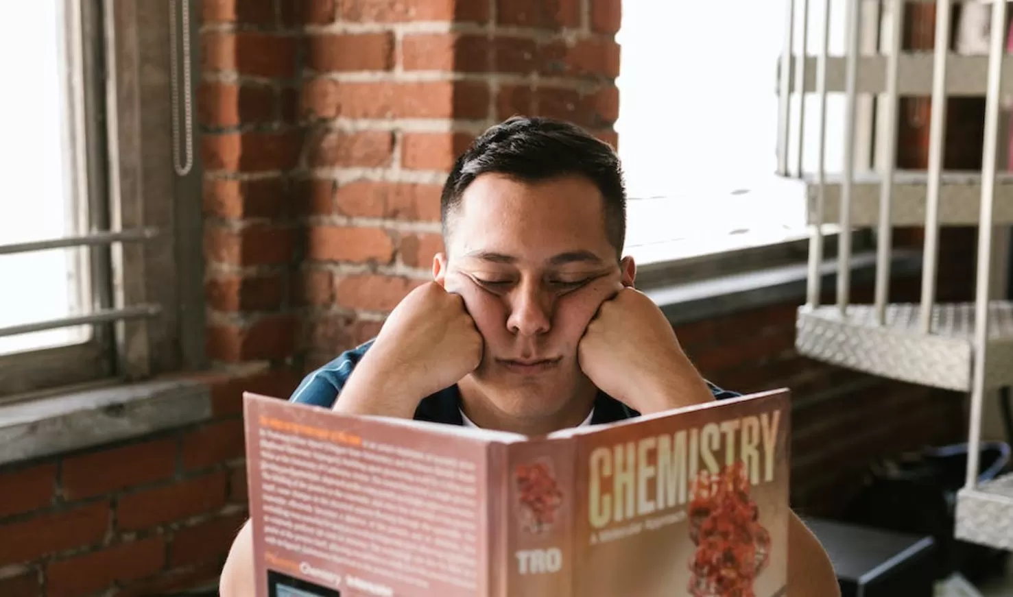 Ilustrasi mengantuk saat membaca. (Pexels / RDNE Stock Project)