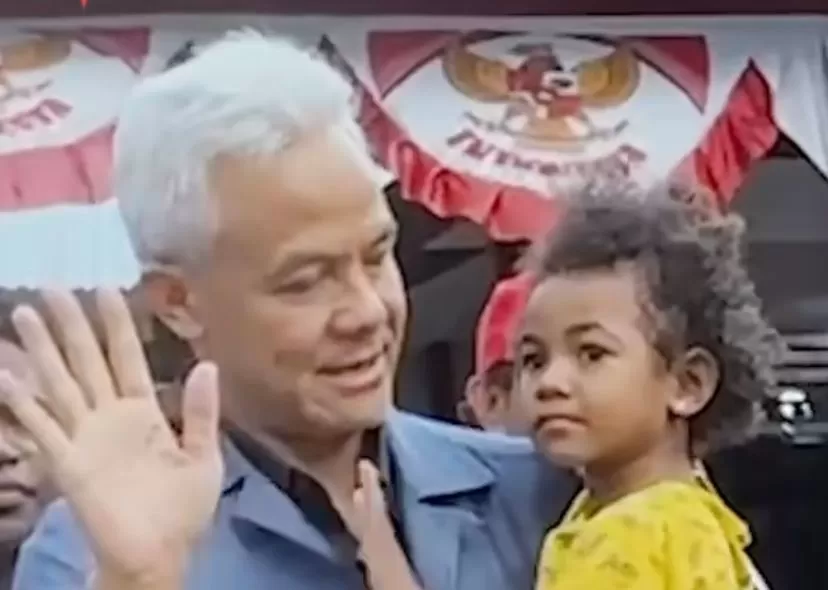 Capres RI, Ganjar Pranowo saat bersosialisasi dan menggendong seorang anak di Manokwari. (Instagram / @ganjar_pranowo)