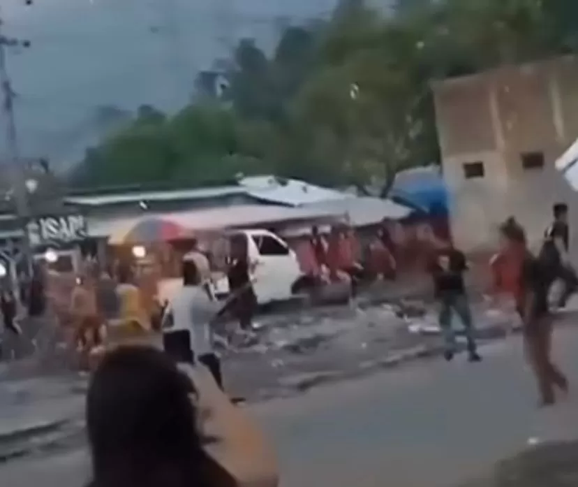 Cuplikan peristiwa bentrokan massa yang terjadi di Kota Bitung pada 25 November 2023. (Instagram / @papabucin_)