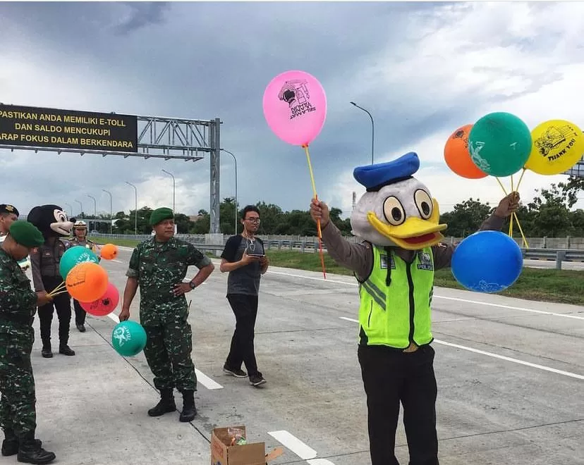 Ilustrasi aparat keamanan yang mengawal mudik di jalan tol. (Instagram / @bagussolo)