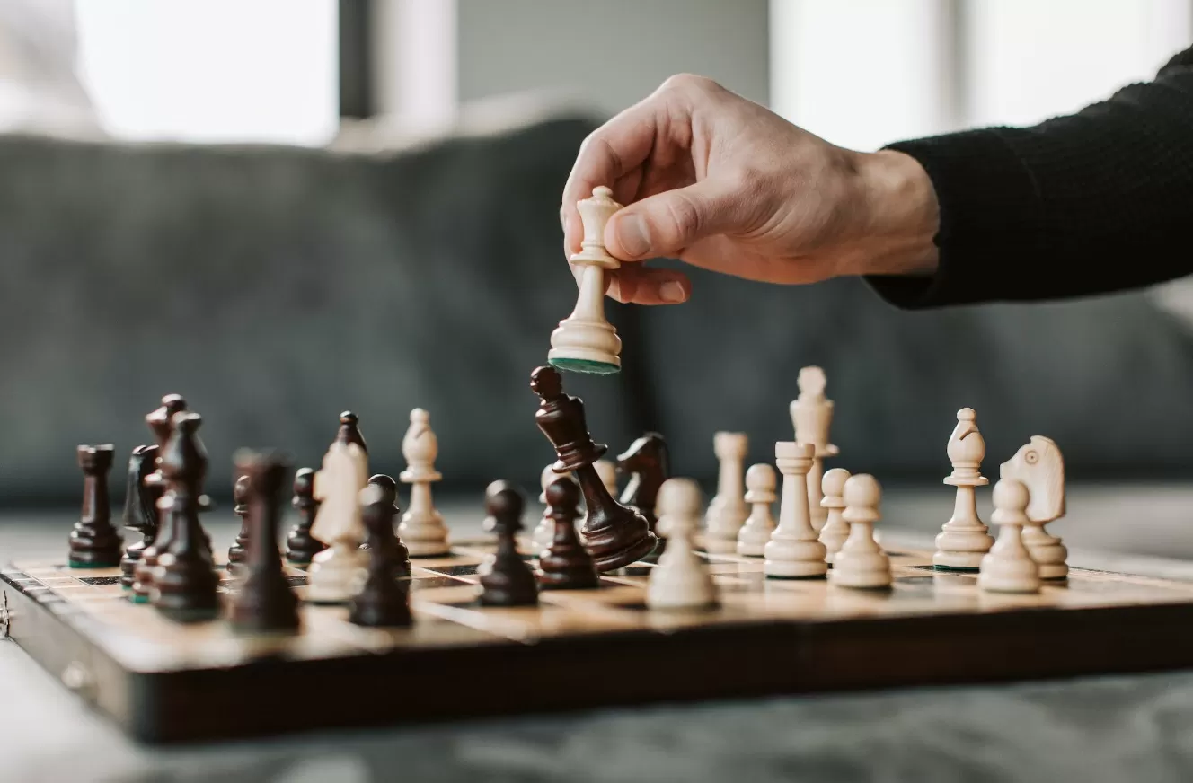 Ilustrasi bermain catur. (Pexels / Vlada Karpovich)