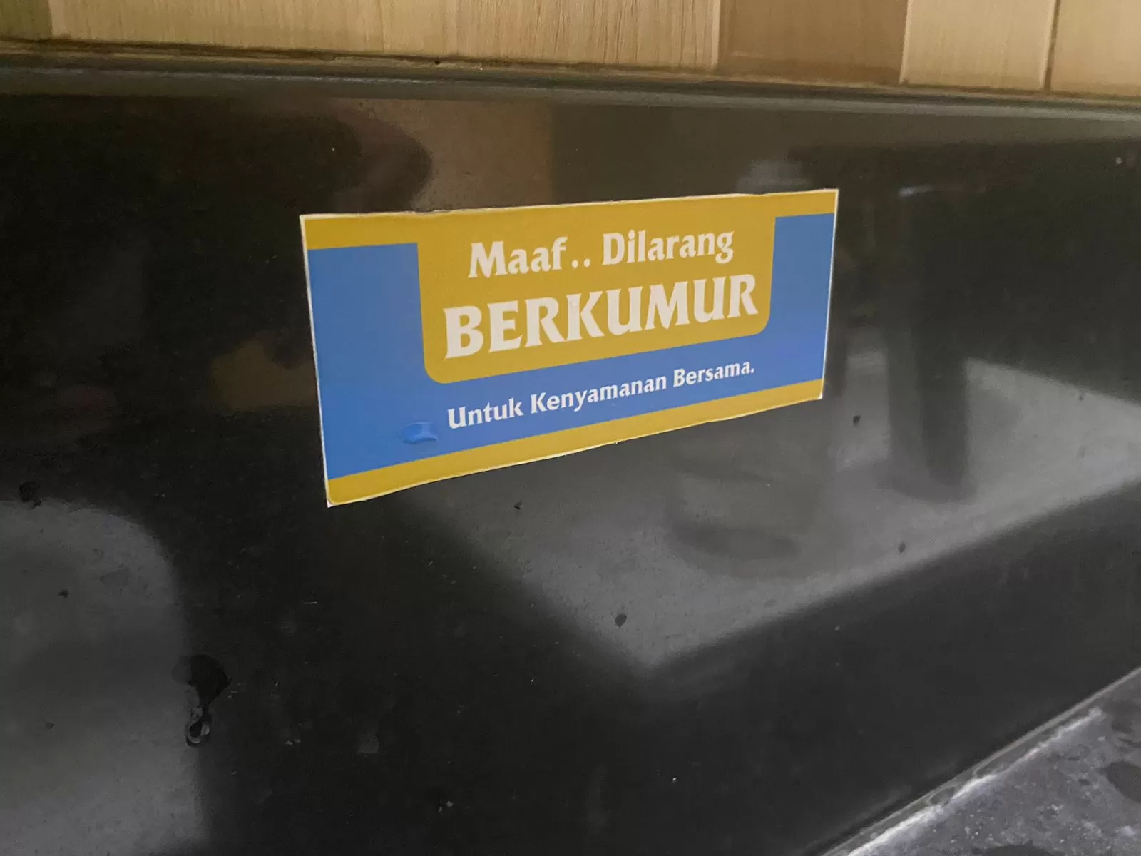 Salah satu larangan berkumur di restoran cepat saji. (Pande / Mahyarudin)
