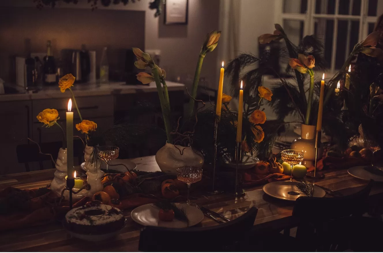 Ilustrasi makan malam atau dinner romantis di rumah. (Pexels / Aliona Zueva)