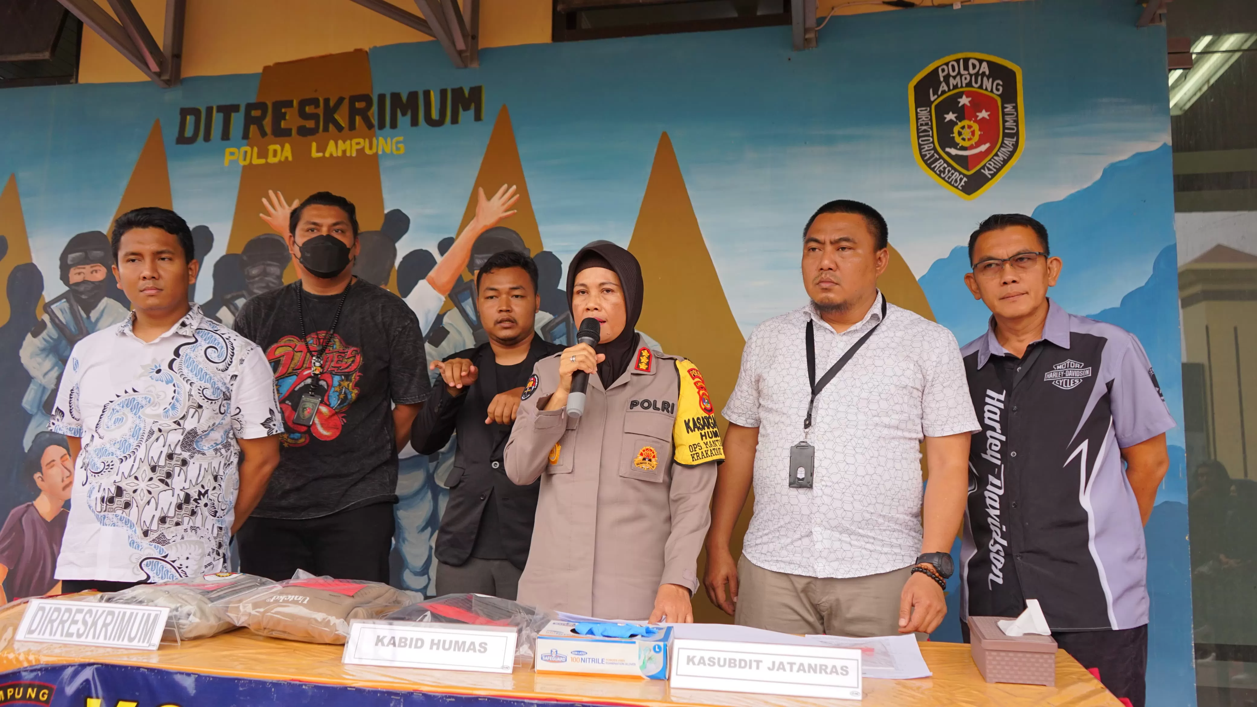Kombes Pol. Umi Fadilah Astutik dalam konferensi pers mengenai curanmor di Lampung. (Humas Polda Lampung)