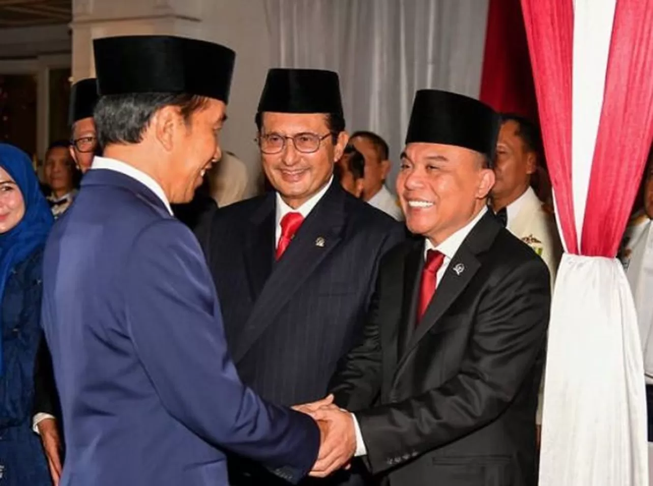 Sufmi Dasco Ahmad saat bersalaman dengan Presiden Jokowi. (Instagram / @sufmi_dasco)