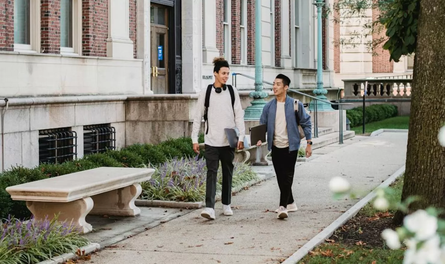 Ilustrasi pejalan kaki di trotoar. (Pexels / Armin Rimoldi)