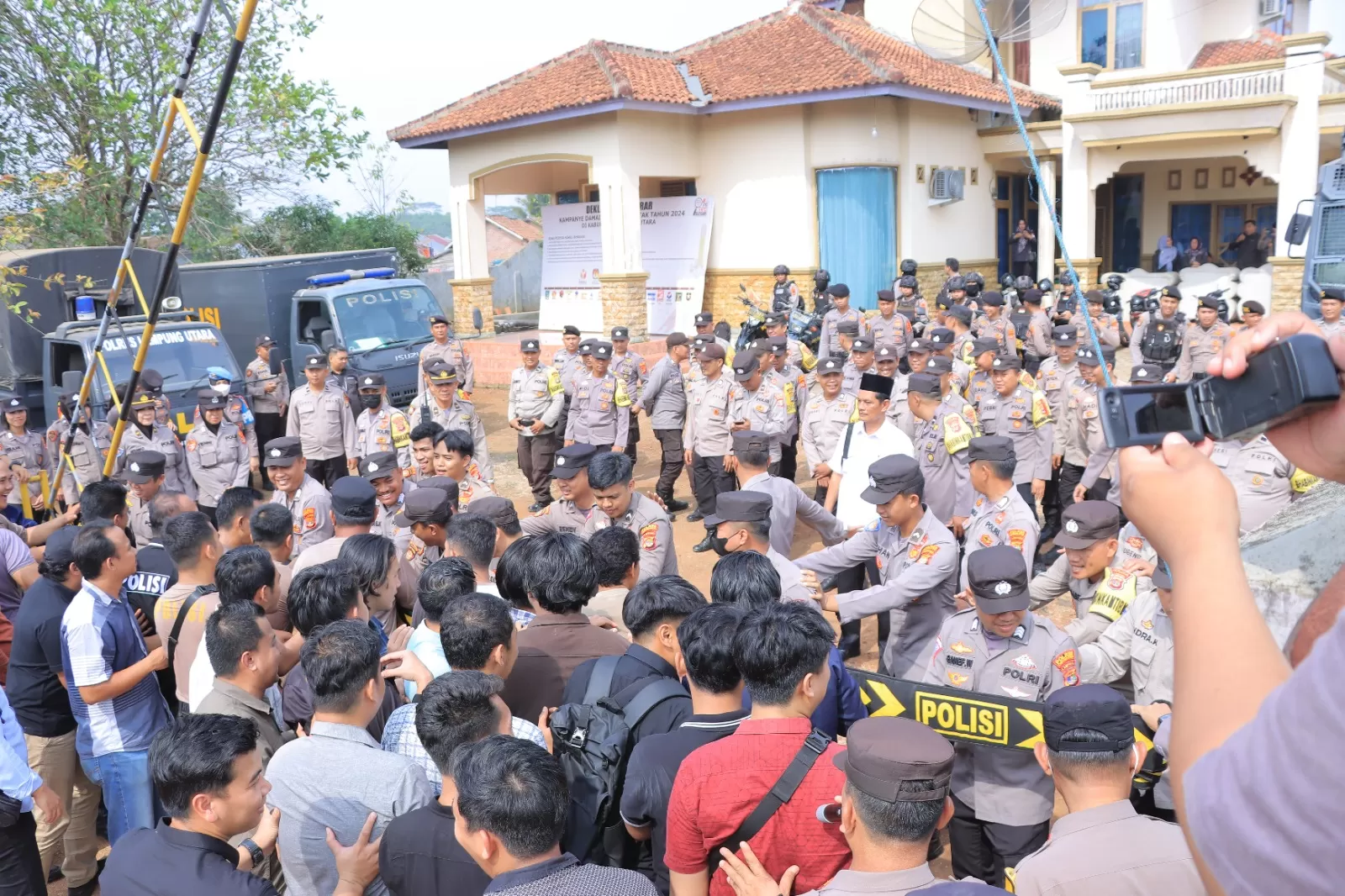 Simulasi pengamanan unras di Lampung Utara. (Humas Polres Lampung Utara)
