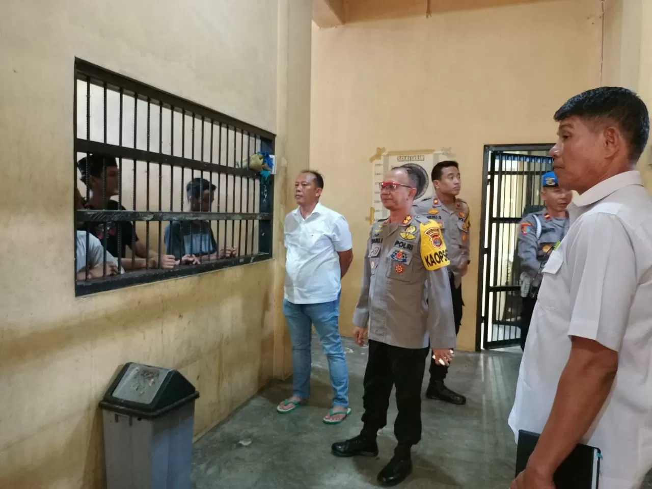 Kapolres Tulang Bawang, AKBP Ndaru Istimawan memastikan sel tahanan. (Humas Polres Tulang Bawang)