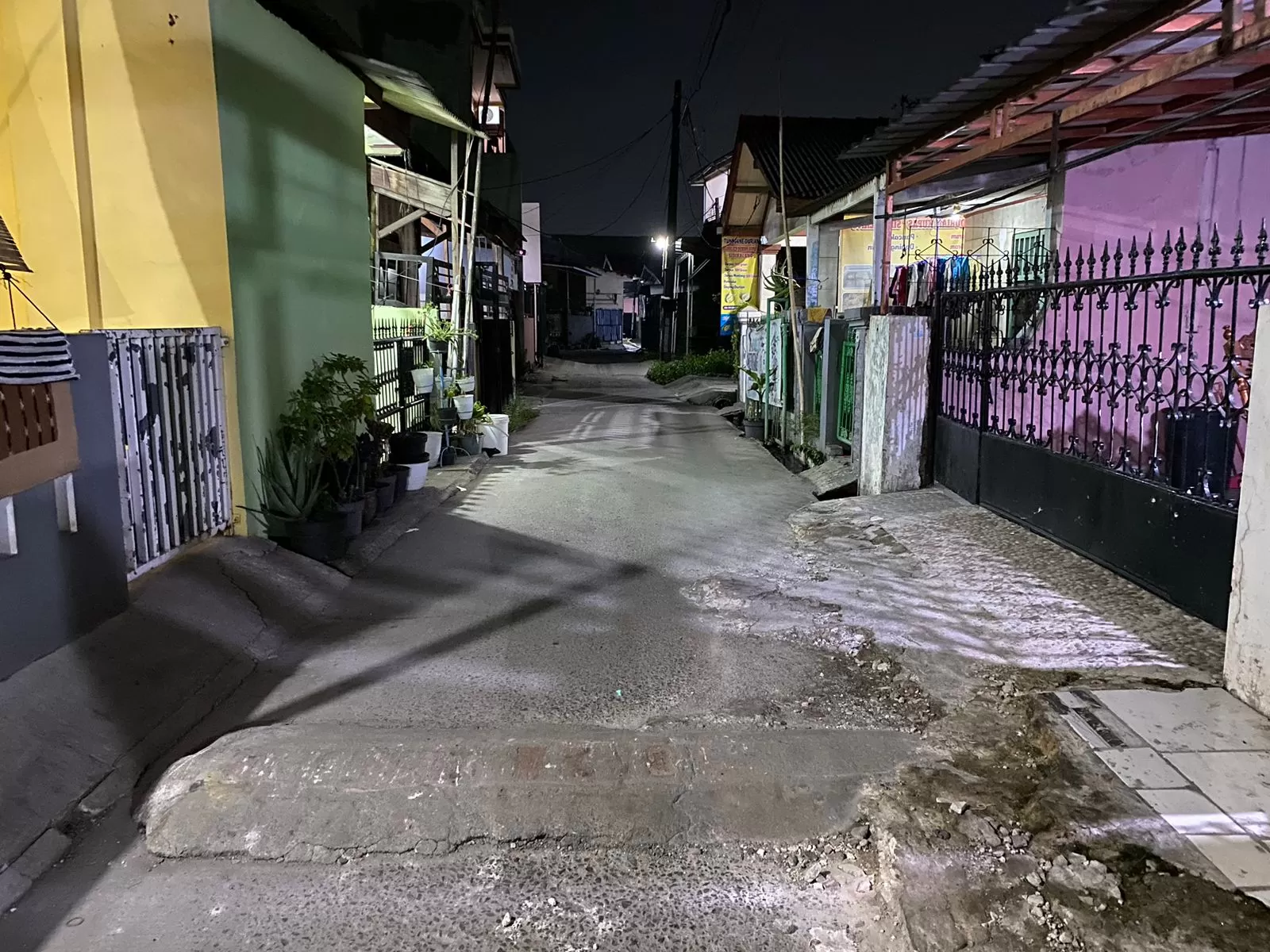 Ilustrasi jalanan kecil yang sepi pada saat malam hari. (Pande / Rinus Muntu)