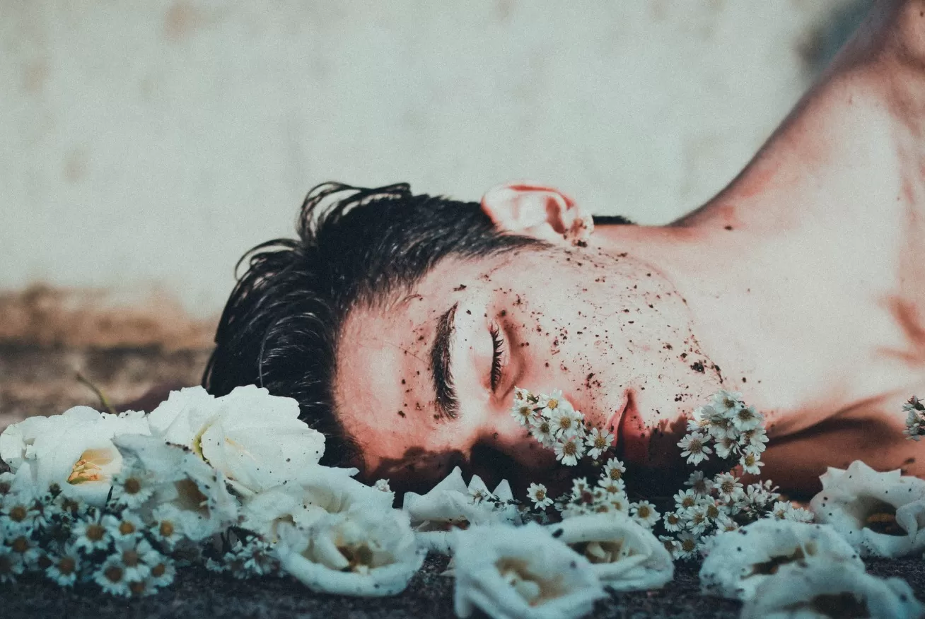 Ilustrasi seorang pria yang terkena pelecehan seksual. (Pexels / Fernando Cabral)