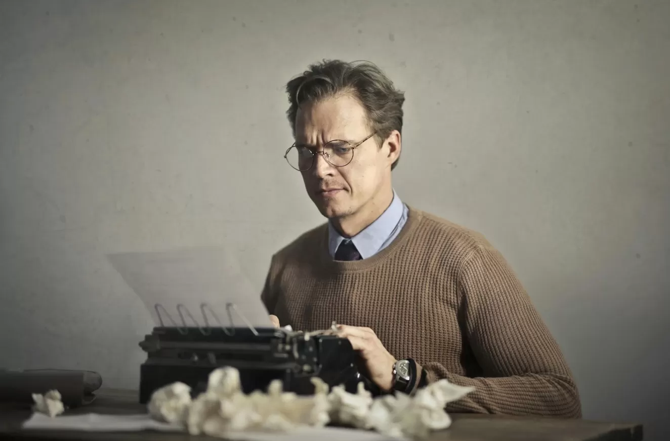 Ilustrasi jurnalis sedang menulis berita. (Pexels / Andrea Piacquadio)