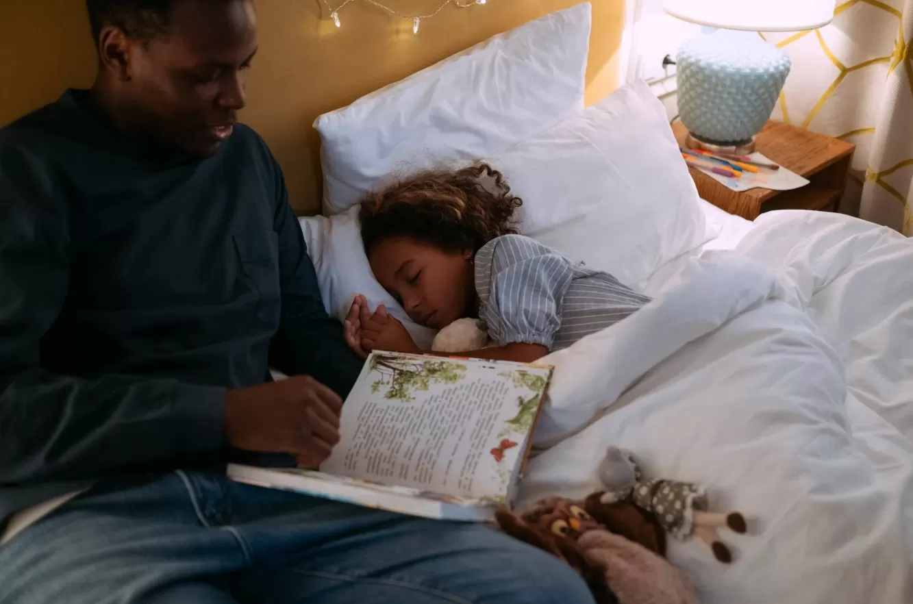 Ilustrasi seorang ayah membacakan cerita sebelum tidur. (Pexels / Cottonbro Studio)