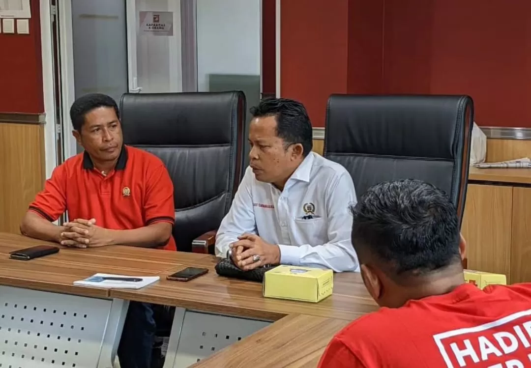 August Hamonangan saat ditemui warga di ruang kerjanya. (Instagram / @augustham)