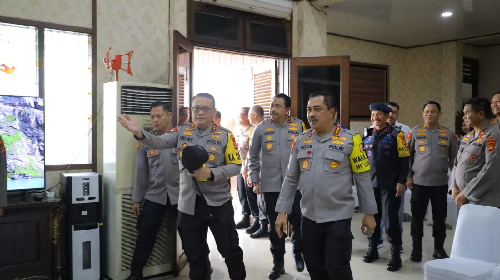 Kapolda antarkan kepulangan Wakapolri usai laksanakan Kunjungan Kerja di Polda Lampung. (Humas Polda Lampung)