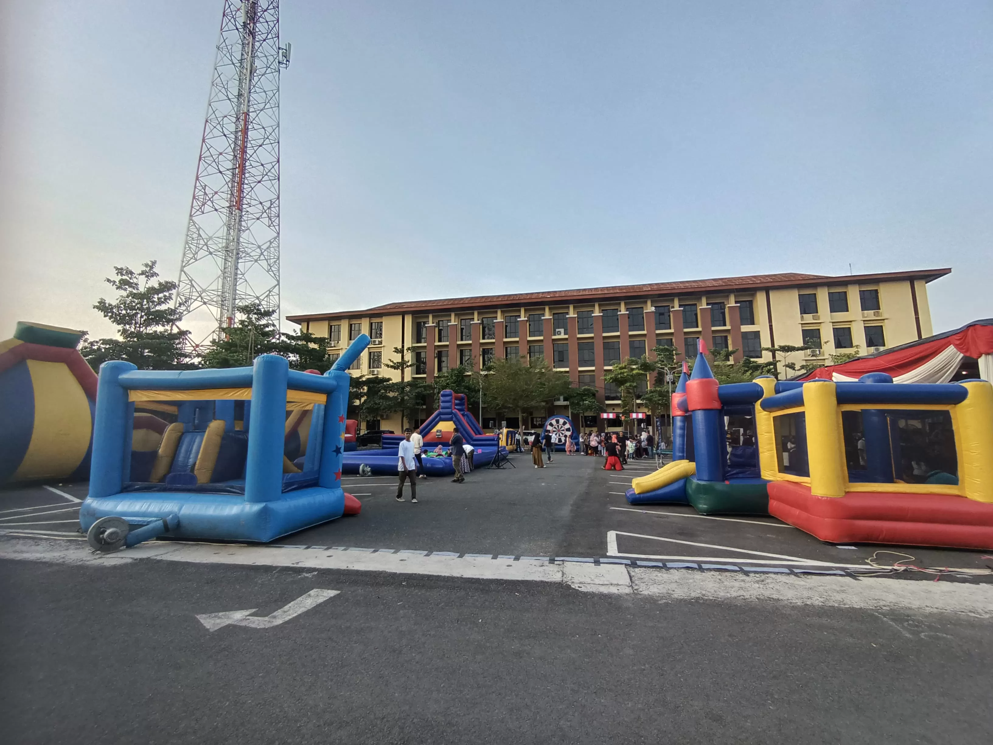 Halaman Mapolda Lampung yang sedang mengadakan karnaval. (Humas Polda Lampung)