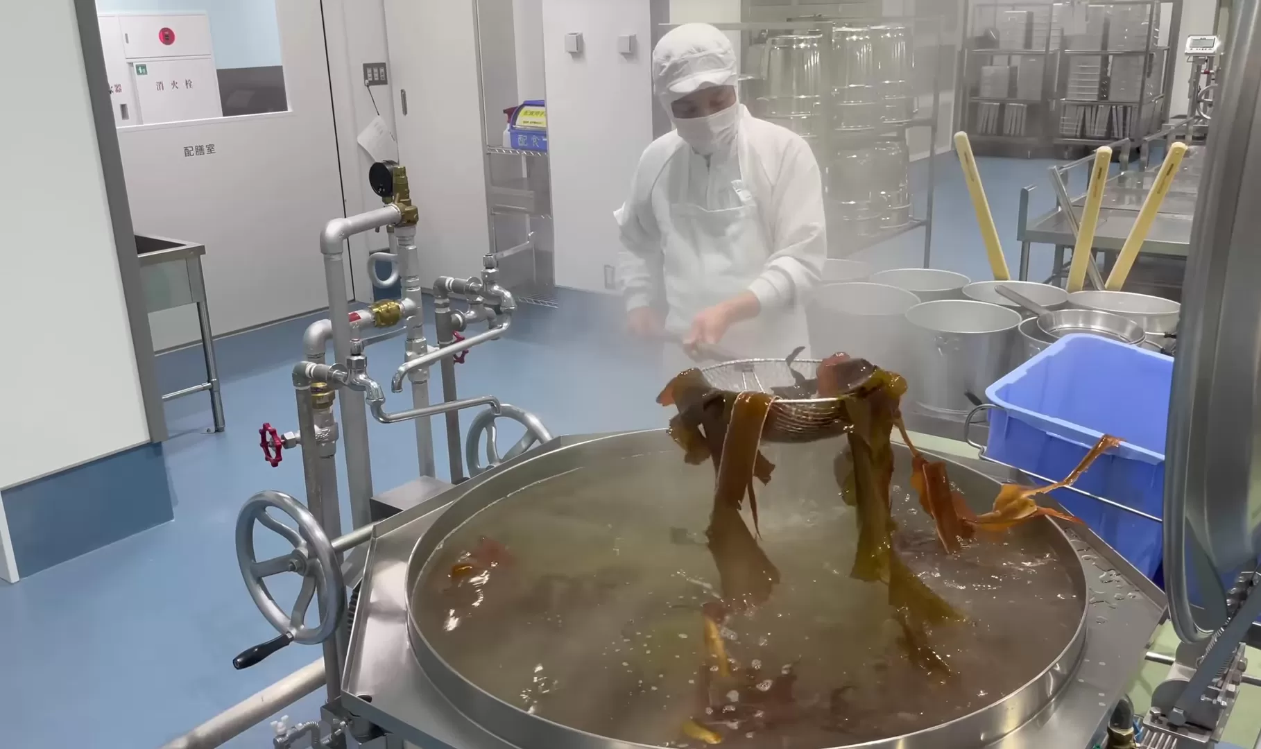 Seorang koki di Jepang memasak rumput laut untuk kebutuhan Kyuushoku para siswa. (YouTube / Japanese Food Craftsman)