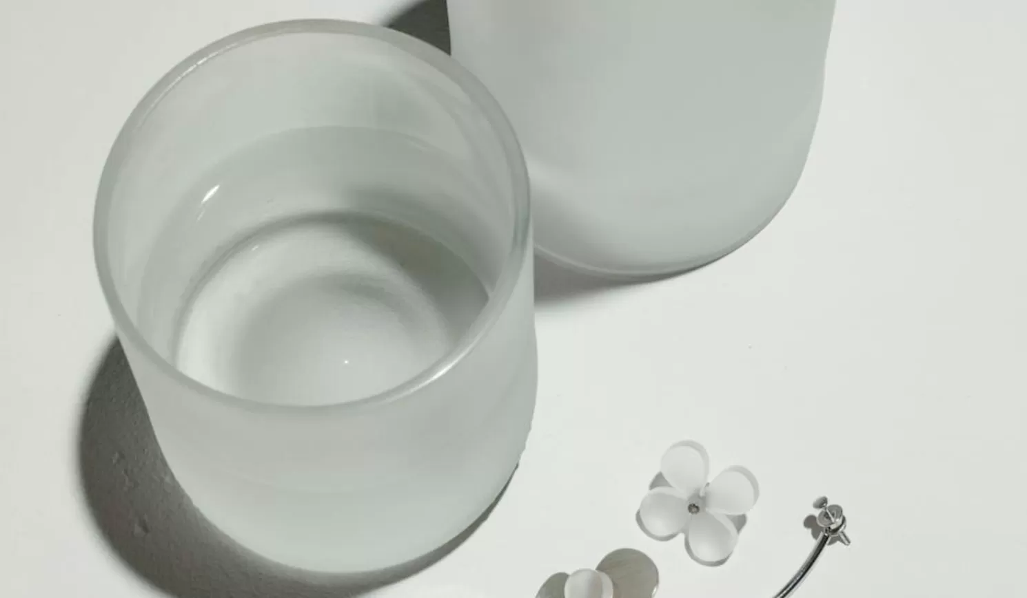 Gelas seperti ini bisa dipakai untuk prank jika diisi air kemudian dibalikkan. Pastikan air tidak tumpah. (Pexels / Cottonbro Studio)