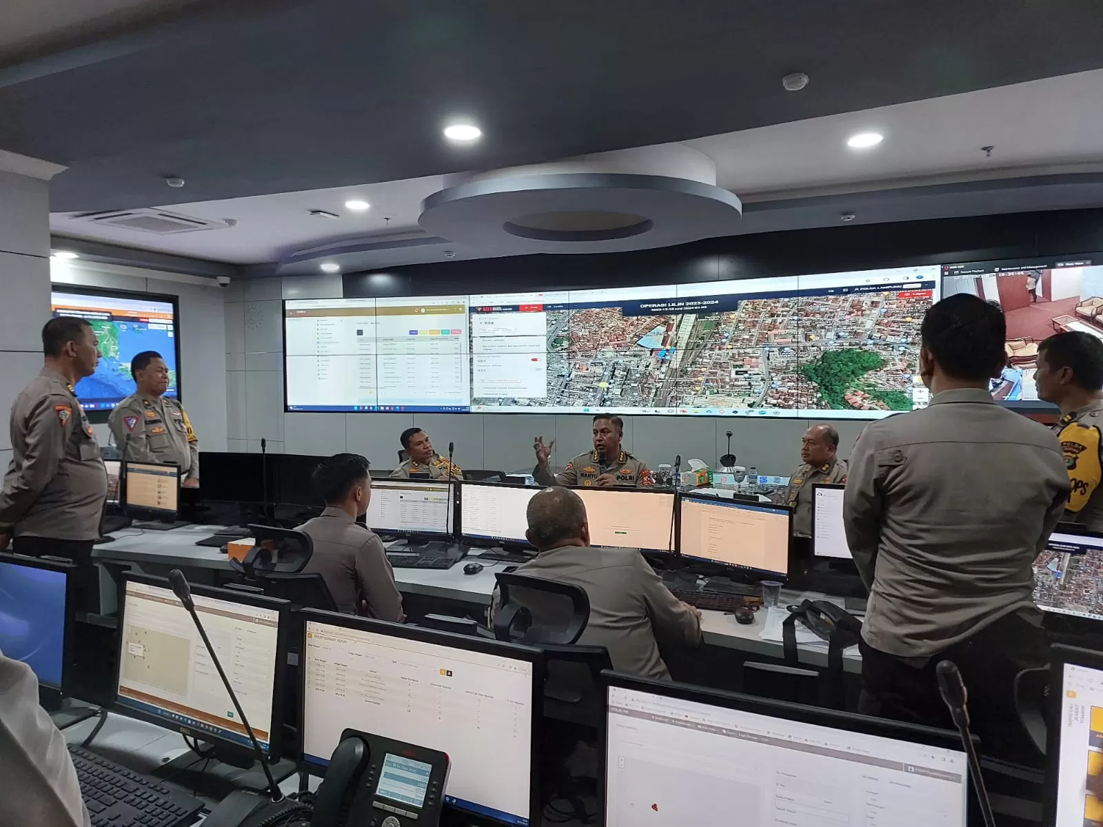 Tim Supervisi Operasi Lilin 2023 sedang meninjau Posko Polda Lampung. (Humas Polda Lampung)