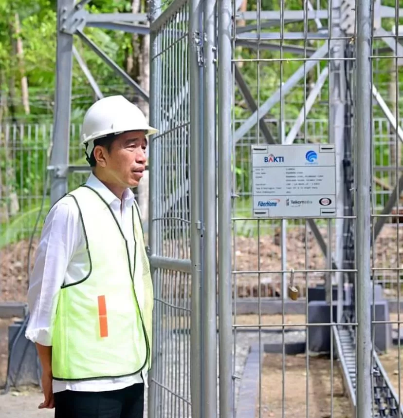 Presiden RI, Ir. Joko Widodo di area BTS Bowombaru Utara, Kabupaten Kepulauan Talaud, Sulawesi Utara. (Instagram / @jokowi)