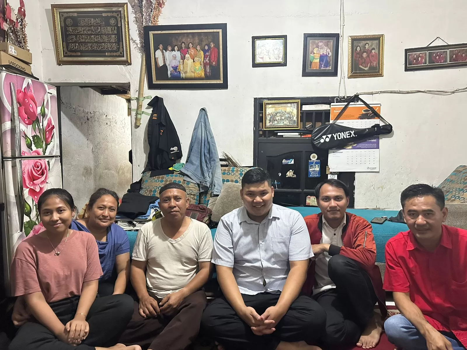 Norman Lianto menyambangi kediaman pengendara motor di Kota Tangerang yang terkena APK PSI. (Humas PSI DKI)